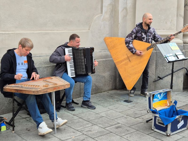Baroque musicians playing Vivaldi